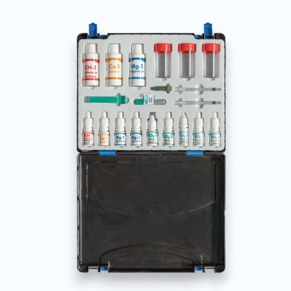 Colombo Marine Test Lab ouvert – Contenu du kit : réactifs KH, Ca, Mg, NO3, PO4, seringues et tubes de prélèvement pour analyse eau de mer récifale